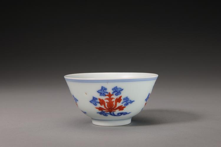 青花釉里红朵花纹小碗