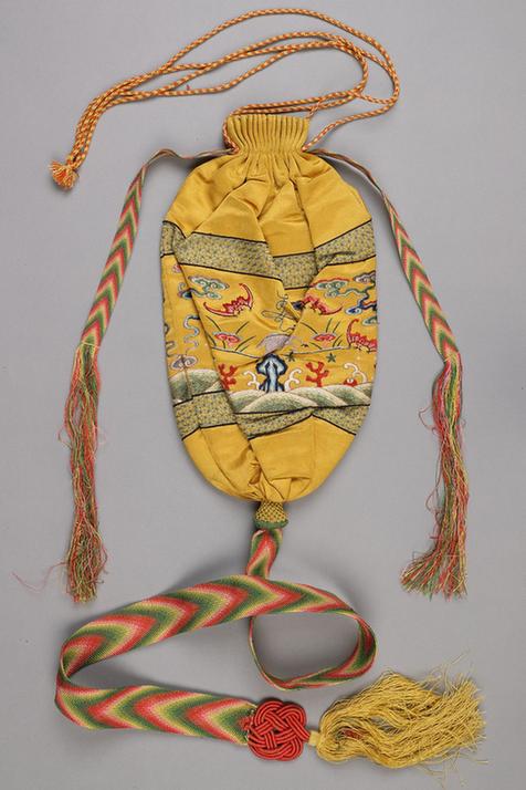 黄色缎绣蝠鹿纹口袋