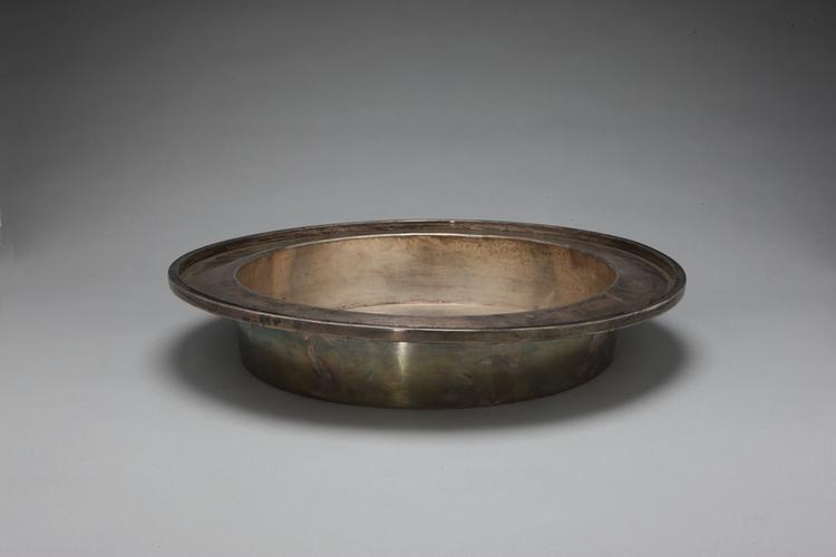 银凿花鹭莲纹盆