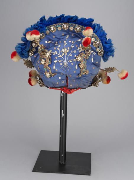 蓝色缎串玻璃珠龙花蝶纹带红白绒球鸭尾巾