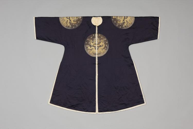 石青色缎平金绣四团勾莲金龙纹银鼠皮衮服