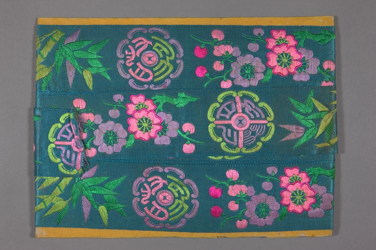 品月色缎地汉瓦梅竹纹绦