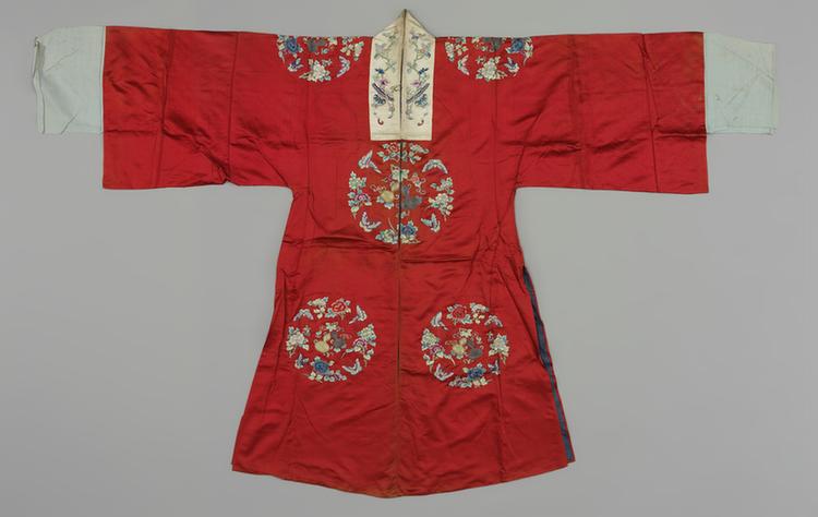 红色缎平金绣十团牡丹蝶葫芦纹男帔