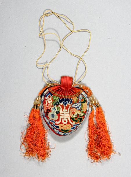 红色缎口满纳福寿双钱纹鸡心式荷包