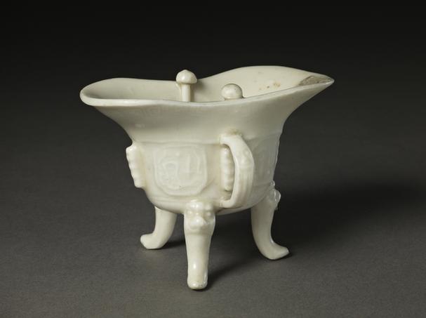 德化窑白釉凸花纹出戟爵