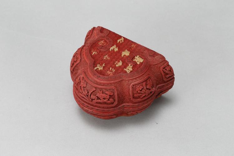 剔红锦纹嵌玉云头式盒