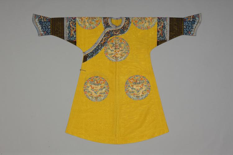 明黄色纳纱八团彩云蝠金龙纹女单龙袍