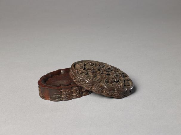 紫檀雕花果纹如意云式盒