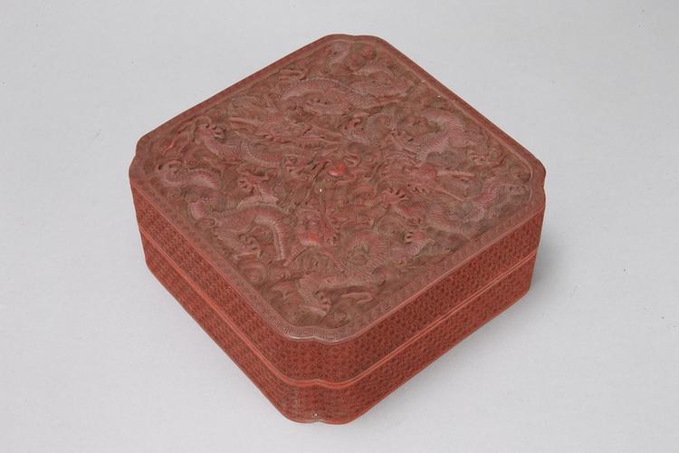 剔红三龙戏珠纹四方委角盒