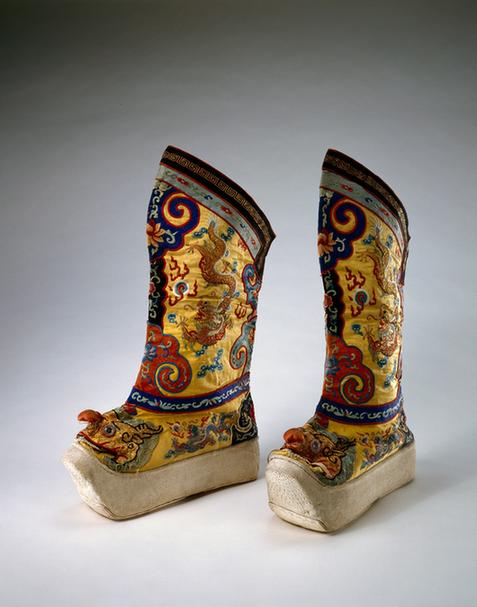 明黄色缎平金绣云龙纹高底靴