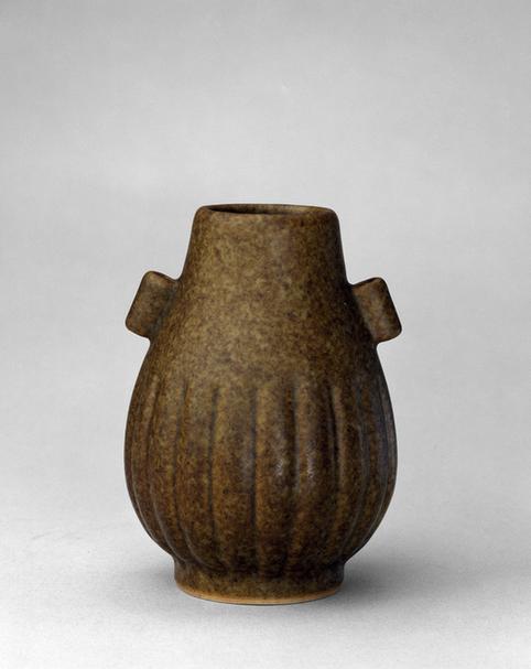 雍正款鳝鱼黄釉瓜棱贯耳尊