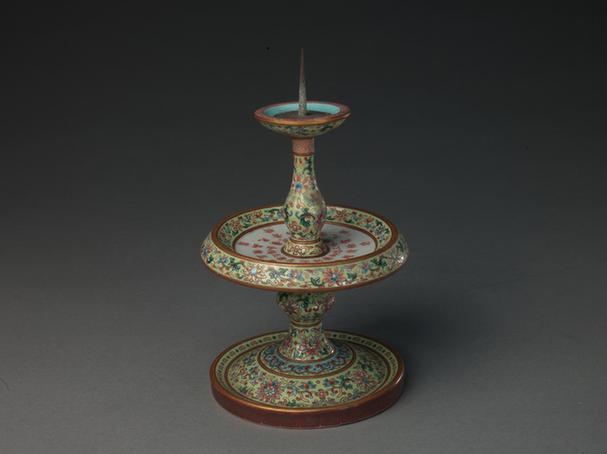 嘉庆款绿地粉彩诗文缠枝莲纹灯台