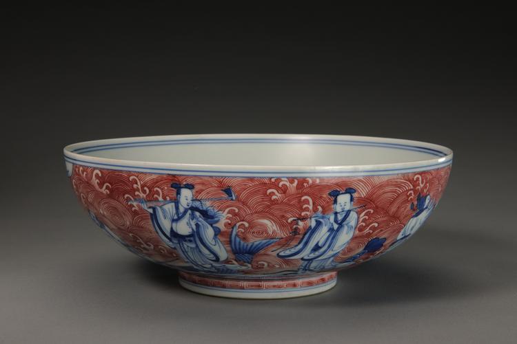 乾隆款青花釉里红八仙图碗