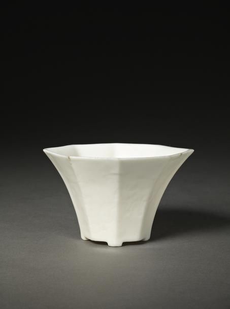 德化窑白釉暗划花纹八方斗式杯