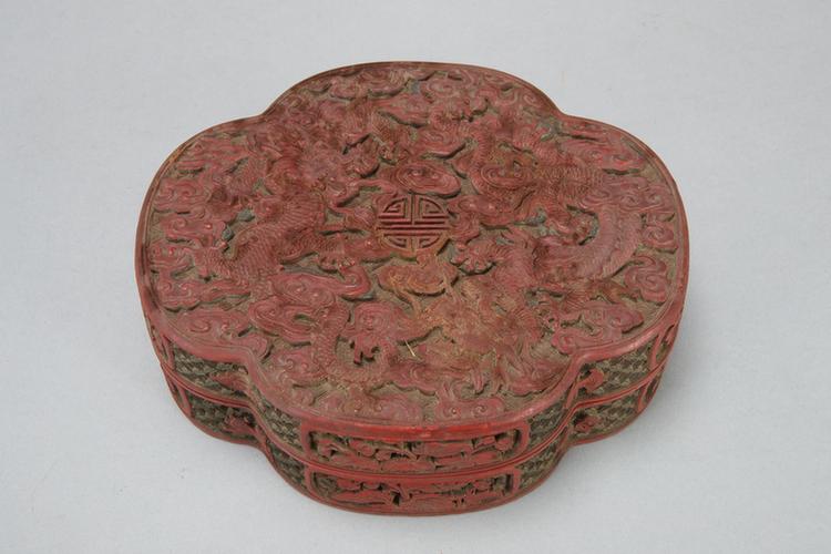 剔彩海水龙珠纹开光花卉纹海棠式盒