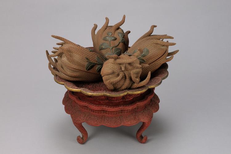 剔红菊花纹带座果盘