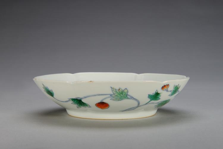 斗彩白里花果纹花口盘