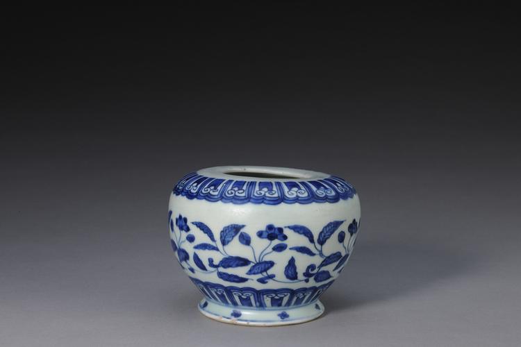 万历青花缠枝花卉纹罐