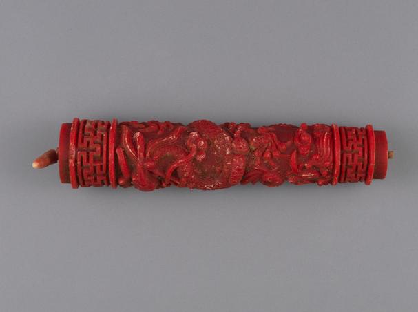 红色云龙纹圆蜡