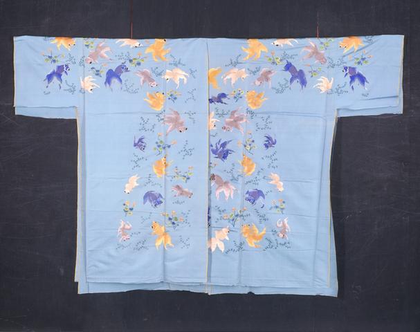 湖色绸绣浅彩鱼藻纹氅衣料