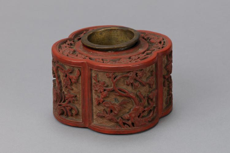 剔红开光海棠梅花纹海棠式花插