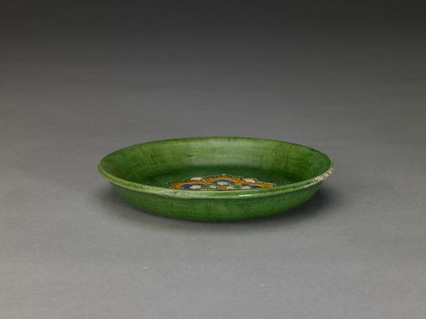 三彩刻划花卉纹盘