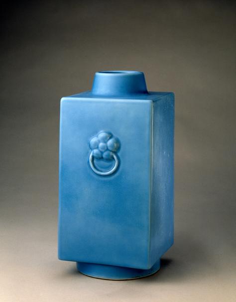 雍正款天蓝釉环耳方瓶