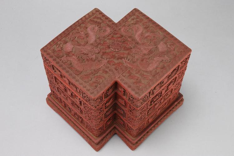 剔红云龙纹开光博古纹方胜式三层套盒