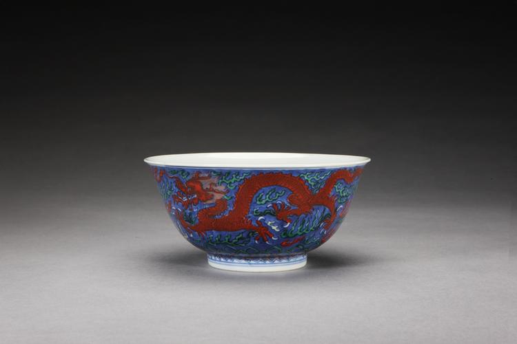 康熙款蓝釉五彩云龙纹碗