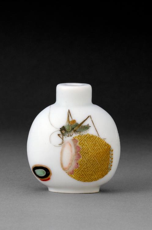 粉彩蝈蝈纹鼻烟壶