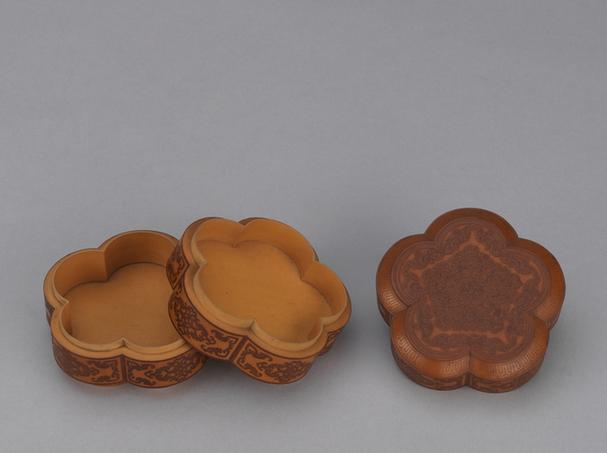 文竹梅花式三层盒