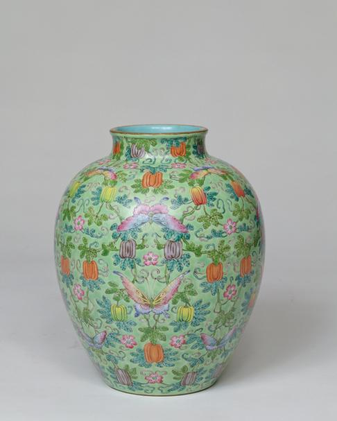 嘉庆款绿地粉彩瓜蝶纹坛