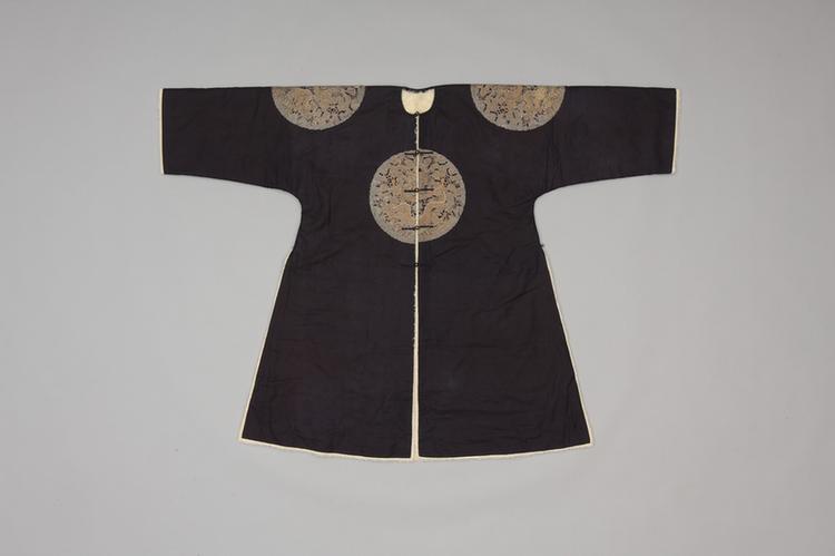 石青色绸平金绣四团云蝠金龙纹羊皮衮服