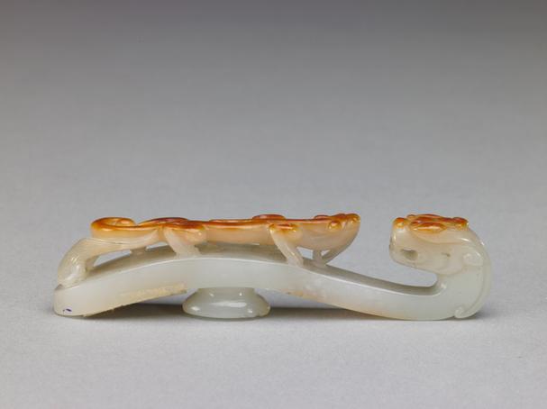 带皮白玉浮雕蟠螭纹带钩