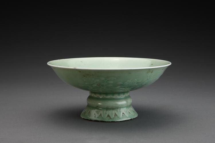 雍正款冬青釉高足碗