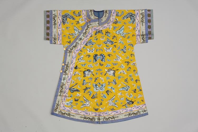 明黄色绸绣三蓝百蝶纹夹衬衣