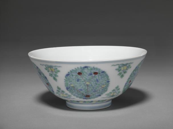 康熙款斗彩团花纹碗