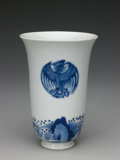 成化款青花海水团凤纹筒式撇口杯