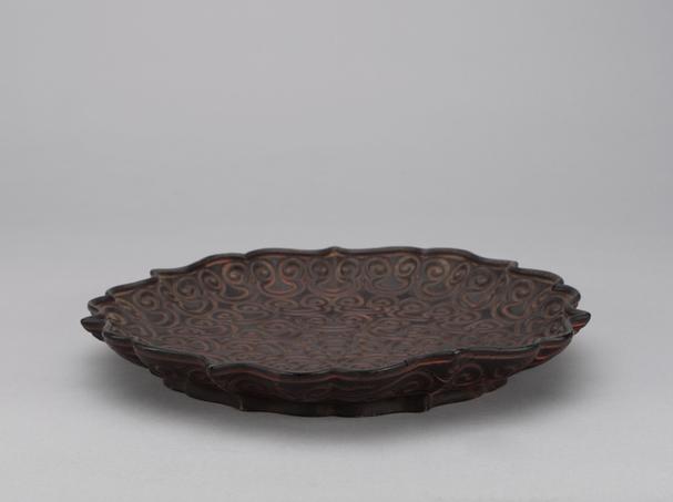 剔黑勾云纹菱花式盘