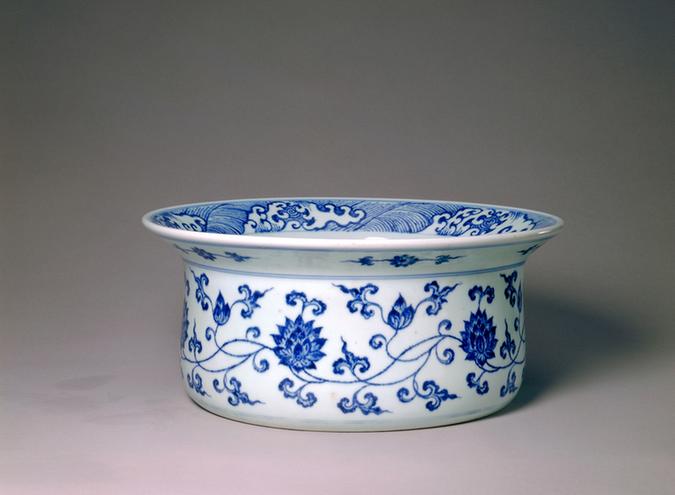 雍正款青花缠枝莲纹折沿盆