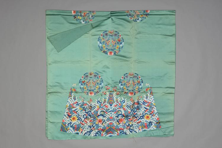 绿色缎绣八团有水八仙菊蝶纹袍料