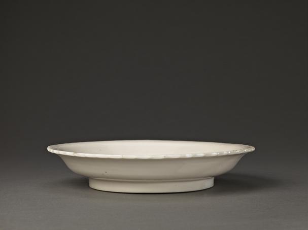 德化窑白釉刻花花口盘