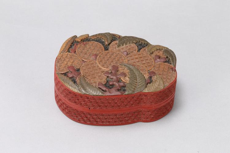堆彩荔枝纹盒