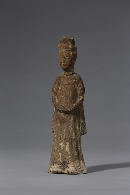 陶浅黄釉拱手女立俑