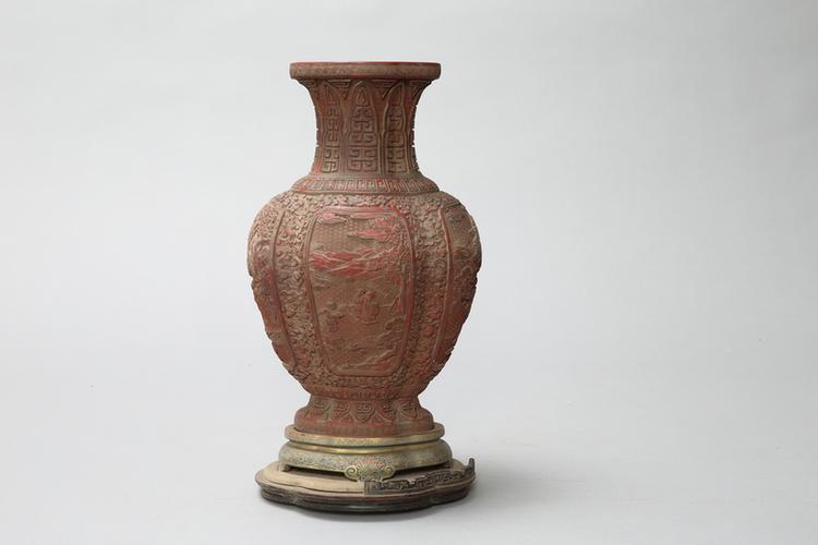 剔红缠枝莲纹开光山水人物图海棠式瓶