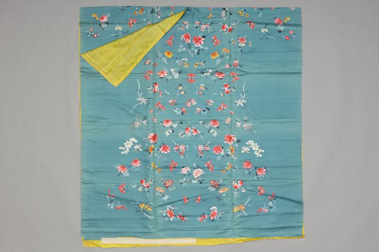 豆绿色绸绣万福花卉纹袍料