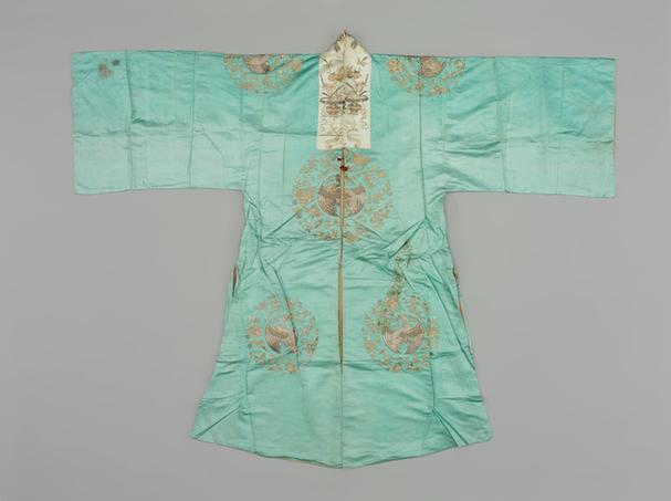 酱色缎绣百蝶金十团双喜字纹男帔