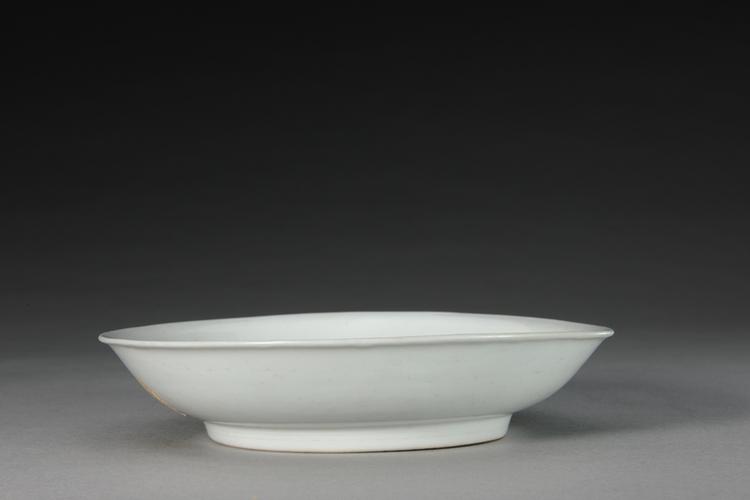 嘉靖款白釉暗刻云凤纹盘