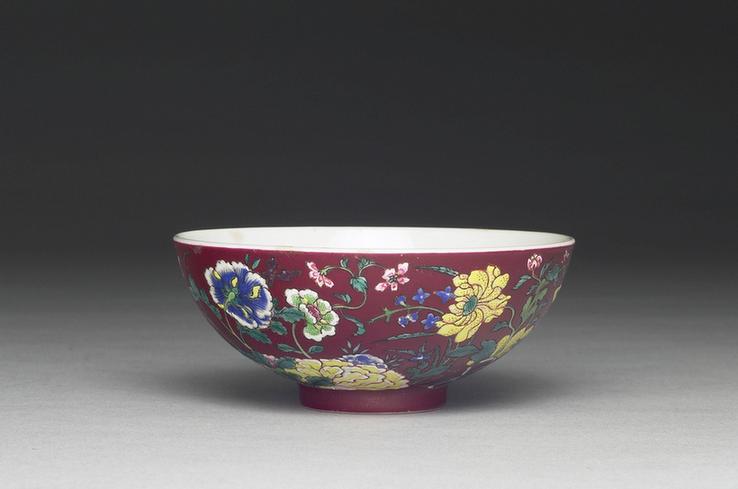 洋彩瓷红地四季花卉钟