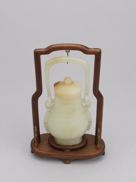 褐斑青玉兽面条纹提梁卣